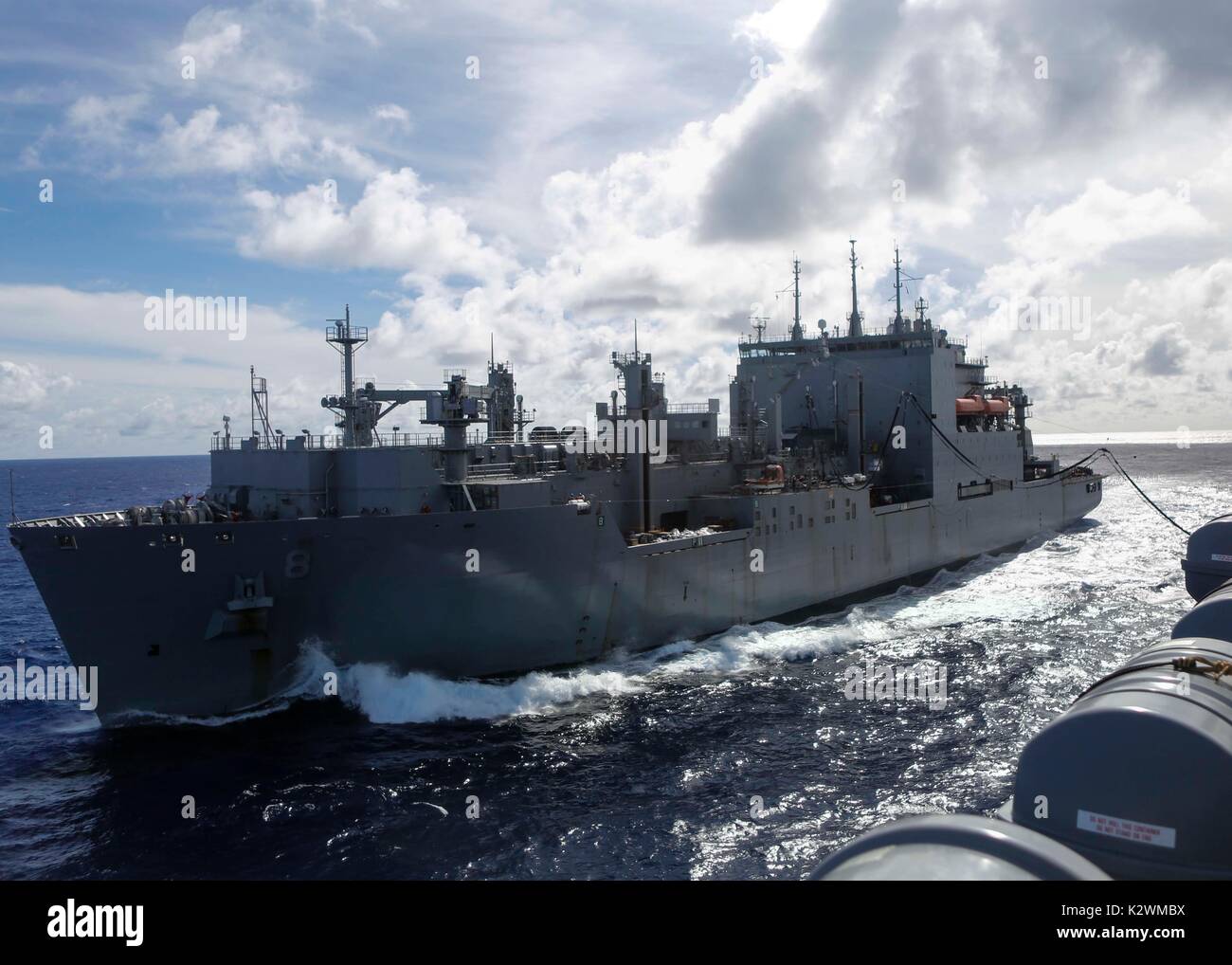 Le navire d'assaut amphibie USS America (LHA 6) se prépare à recevoir des approvisionnements de l'USNS Wally Schirra. Banque D'Images