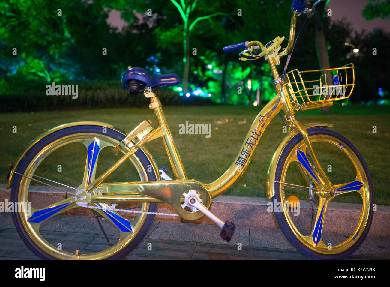 Vélo d'or avec charge de téléphone - salle de location en Chine Banque D'Images