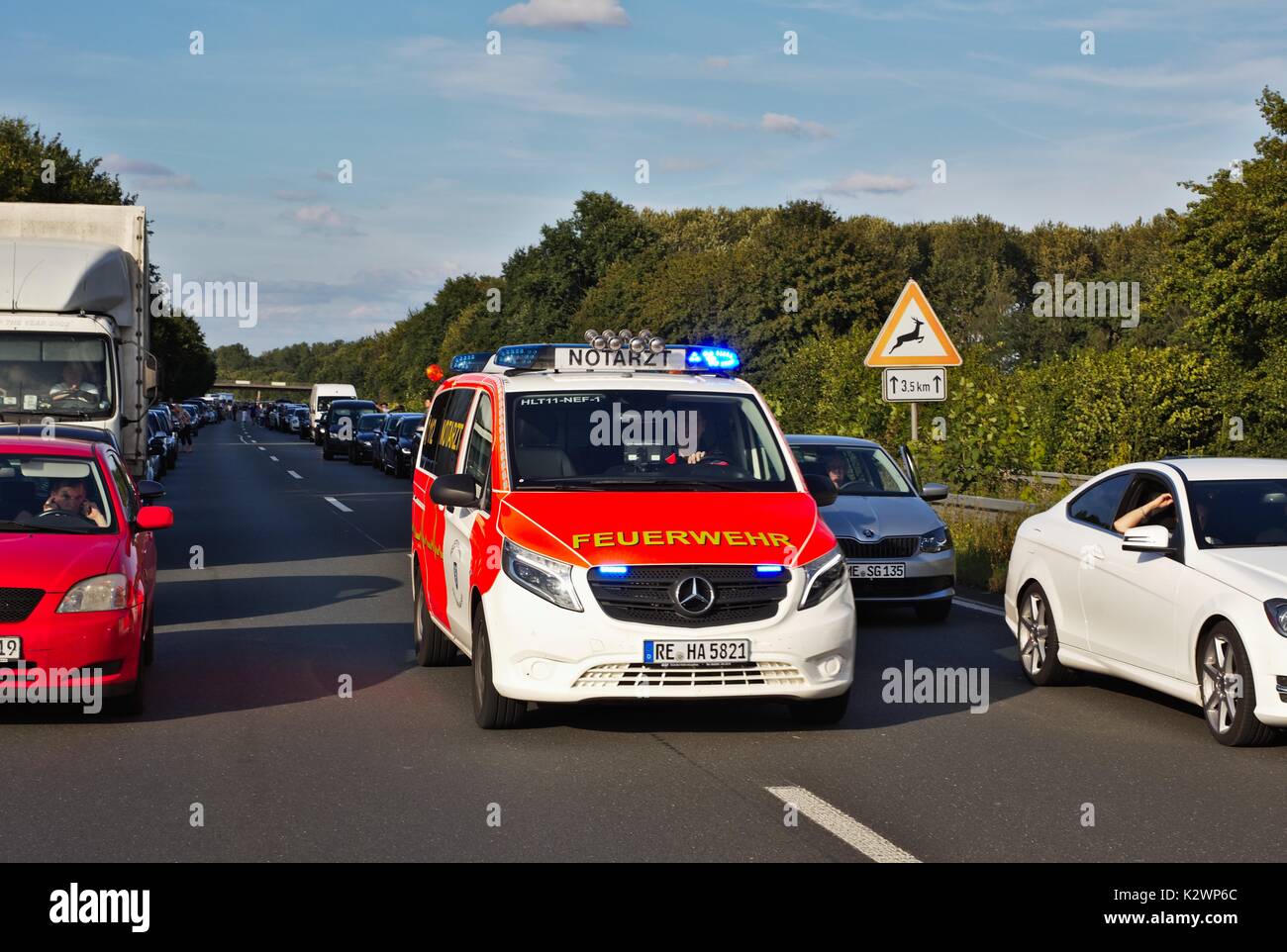 Voitures sur autoroute allemande laissant un passage pour les véhicules d'urgence Banque D'Images