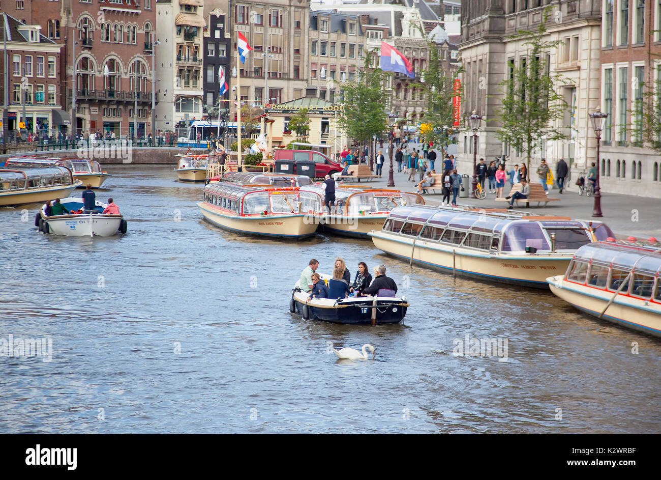 La Hollande, l'Amérique du Nord, Amsterdam, les touristes sur canal bateaux d'excursion. Banque D'Images
