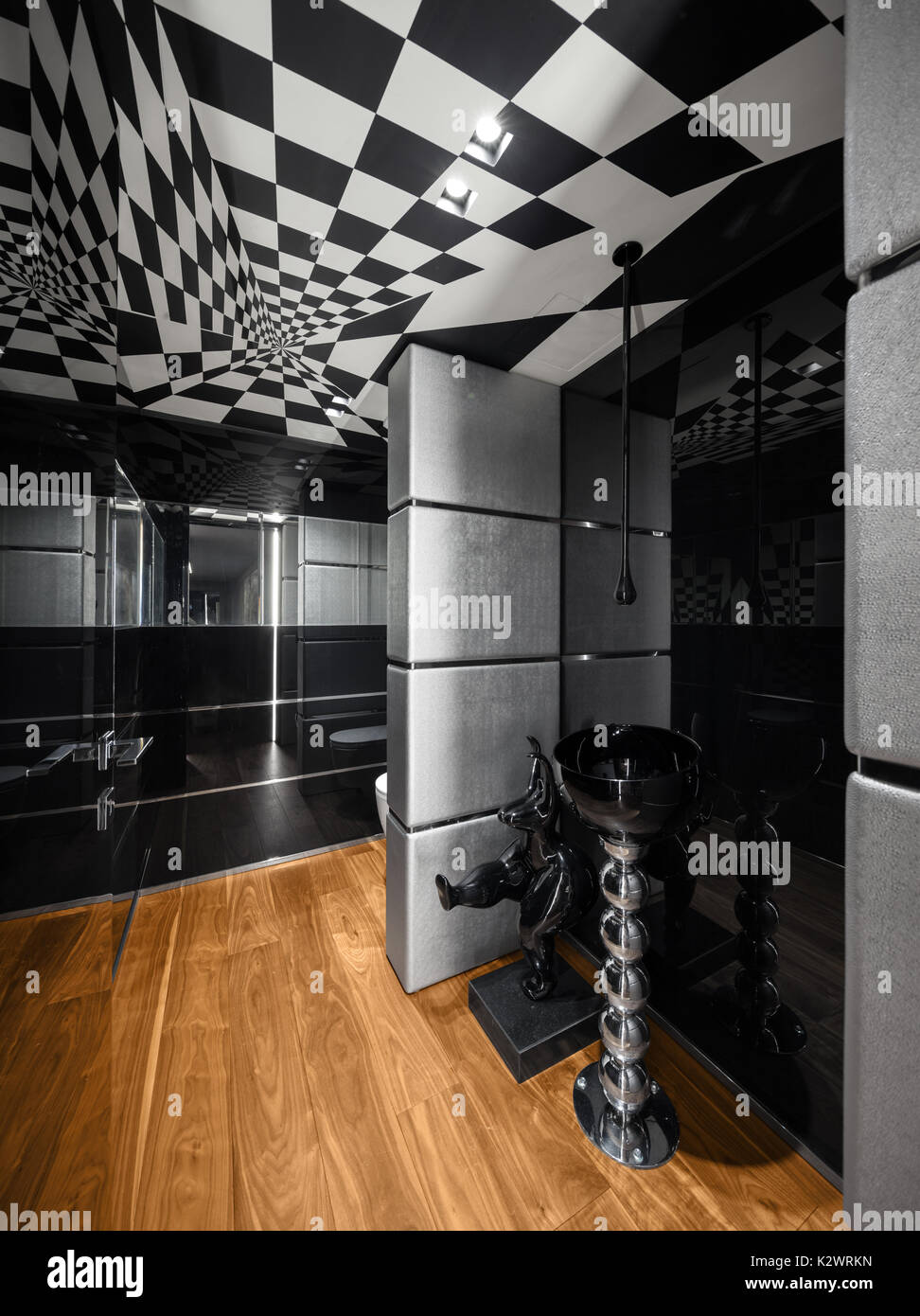 Salle de bains moderne avec une décoration en noir et blanc Banque D'Images