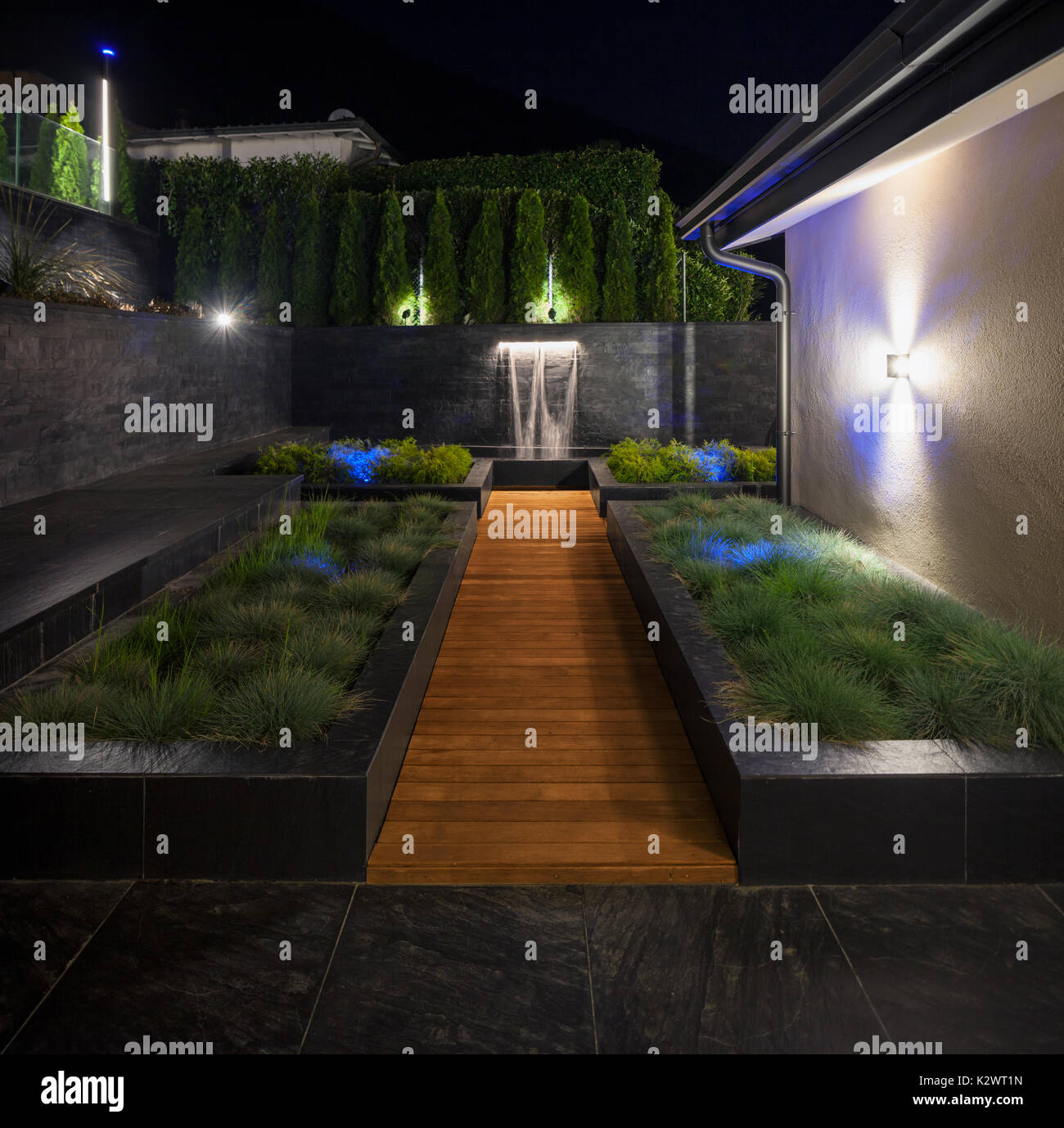 Jardin dans la cour de la villa de luxe Banque D'Images