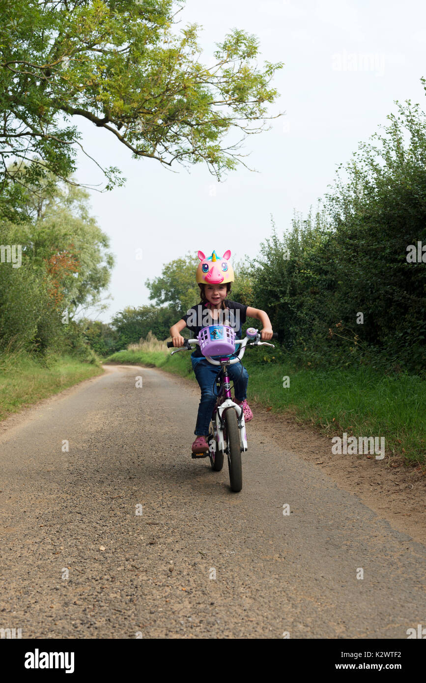 5-year old girl riding a bicycle Banque D'Images