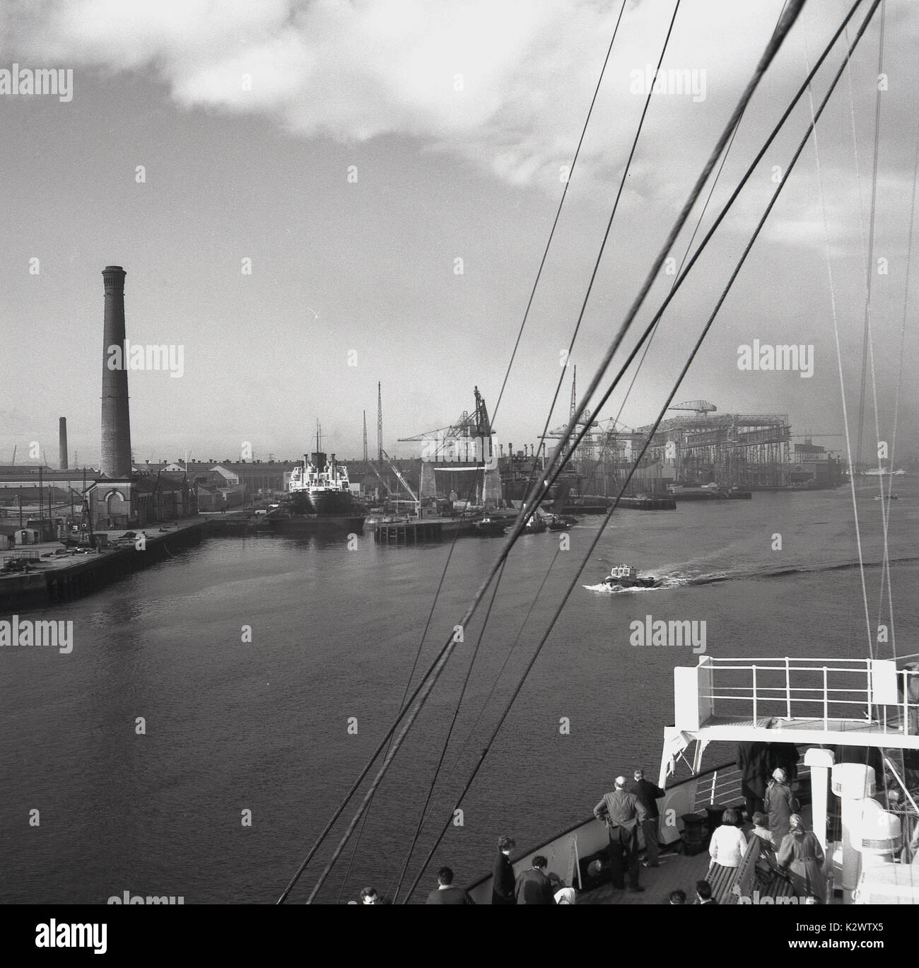 Années 1950, vue historique sur le canal du port de Belfast montrant les chantiers navals, grues et quais qui étaient tous actifs à cette époque, Belfast, Irlande du Nord, Royaume-Uni. Banque D'Images