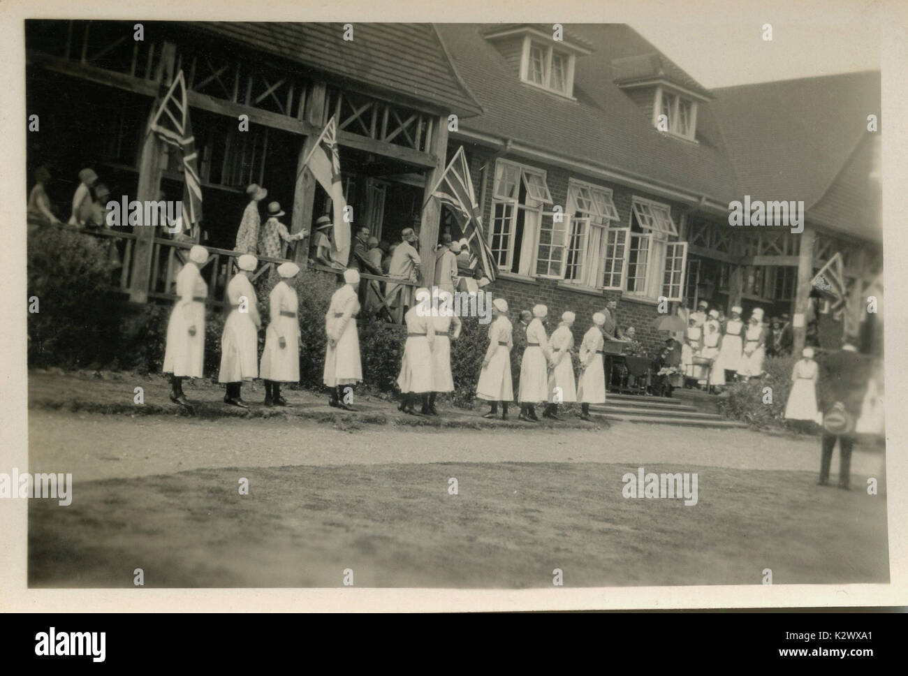 @1915, historique, au Royaume-Uni, les étudiantes infirmières en uniforme participent à une 'passing' cérémonie dans le parc d'un collège de soins infirmiers. Banque D'Images