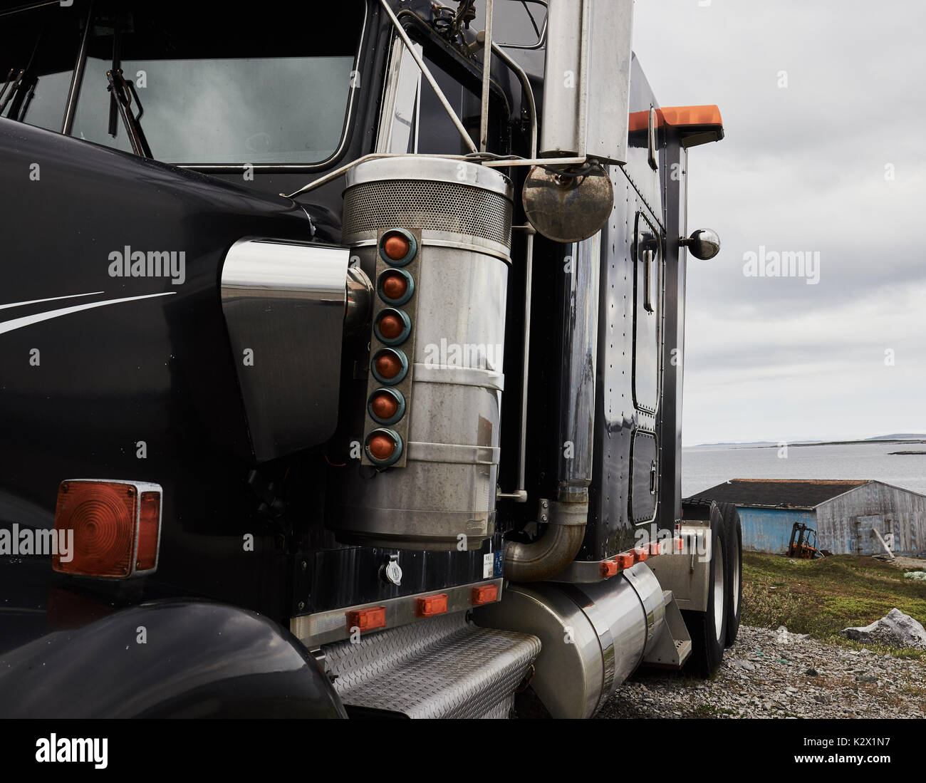 Camion noir parqué par la côte, Terre-Neuve, Canada Banque D'Images