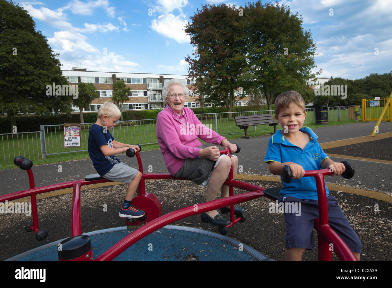 Grand-mère d'avoir du plaisir avec ses petits-enfants à un parc de loisirs dans le sud-ouest de l'Angleterre, Royaume-Uni Banque D'Images