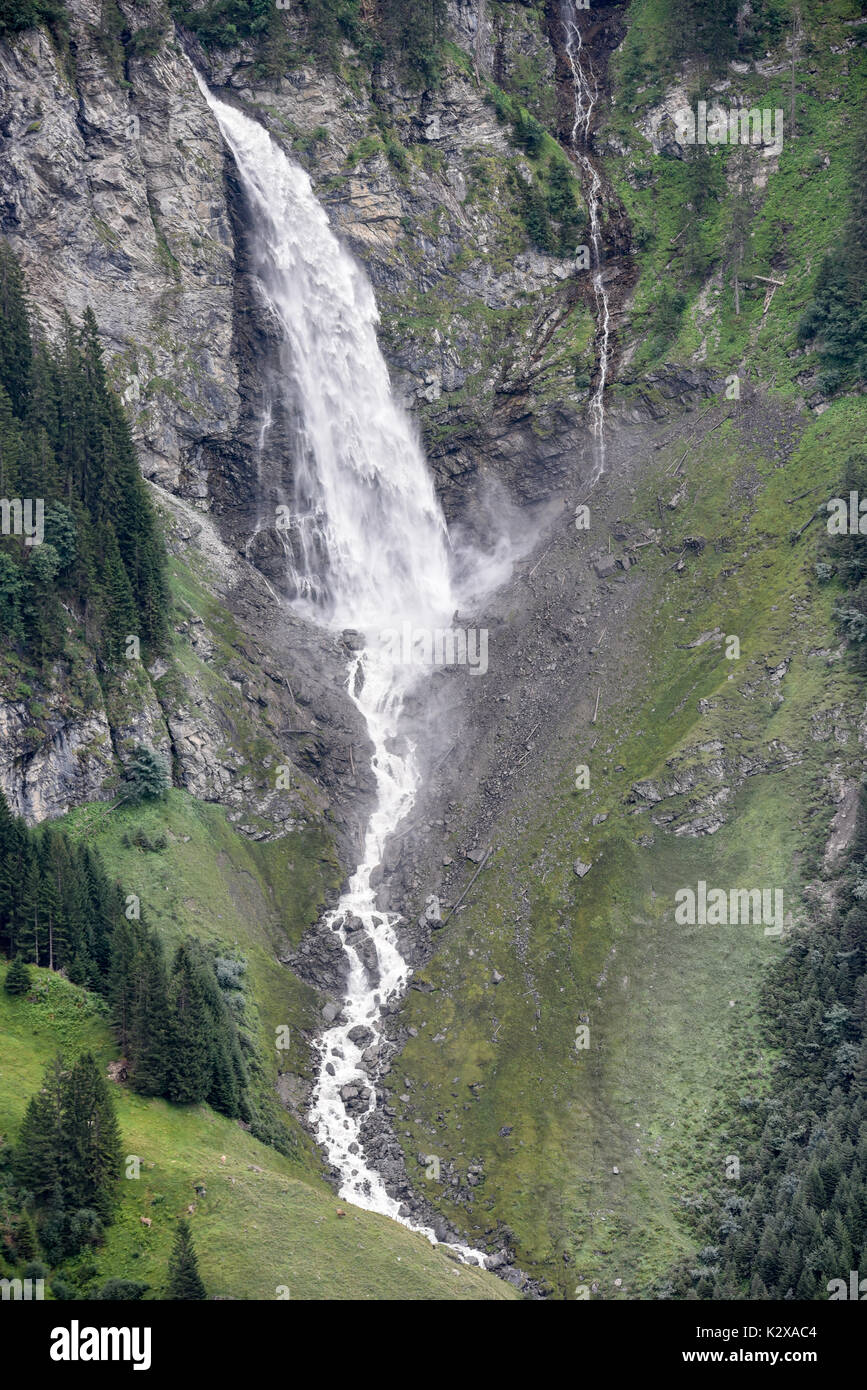 Beau paysage alpin près du col du Klausen dans les Alpes Suisses Banque D'Images