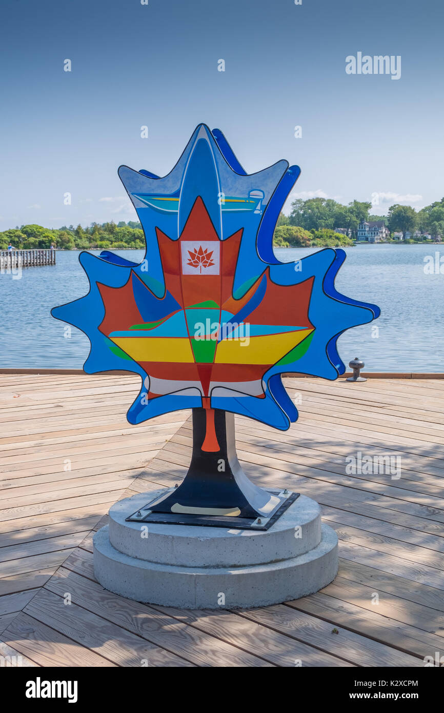 Un certain nombre de ces feuilles d'érable stylisée ont été installés à Orillia (Ontario) Canada pour commémorer le 150e anniversaire. Chacune est décorée par différents Banque D'Images