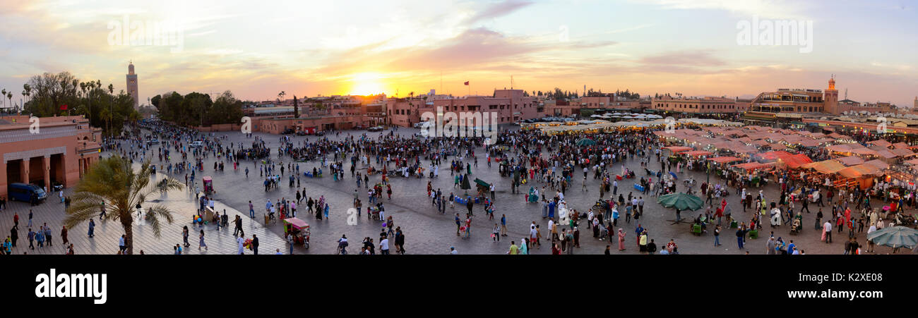 Les touristes et les habitants sur la place Djemaa-el-Fna à Marrakech pendant le coucher du soleil. Banque D'Images