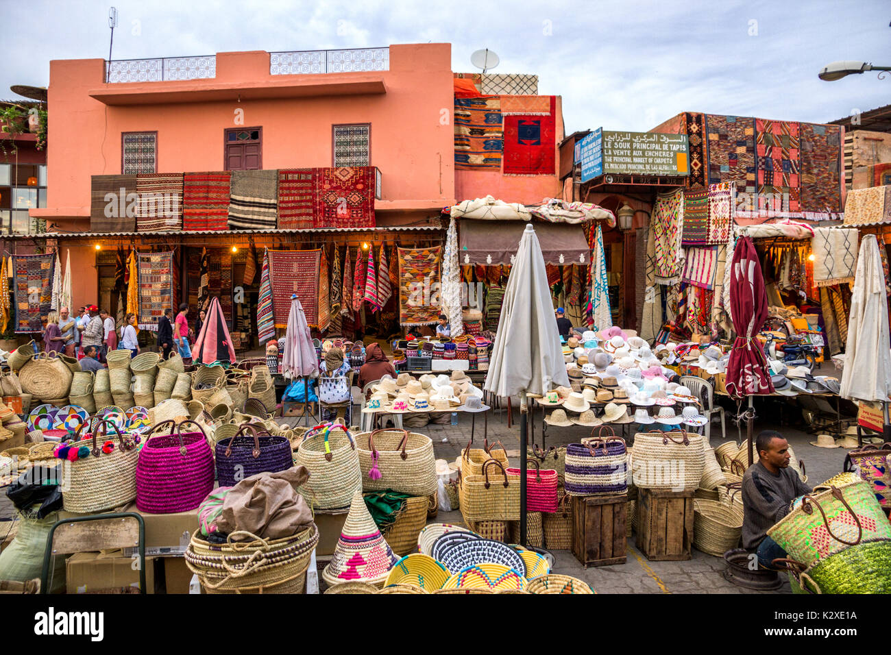 MARRAKECH, MAROC - Apr 28, 2016 : marché berbère textile vente dans les souks de Marrakech. Banque D'Images