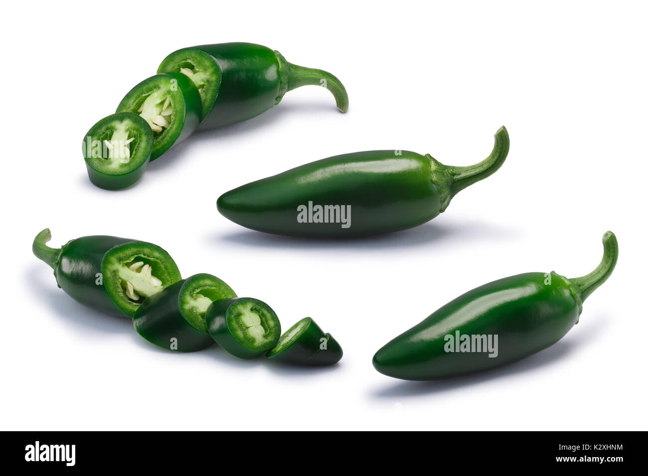 Les piments Jalapeno, coupé en dés et les gousses entières, vert. Chemins de détourage pour chaque plaque, séparés de l'ombre Banque D'Images