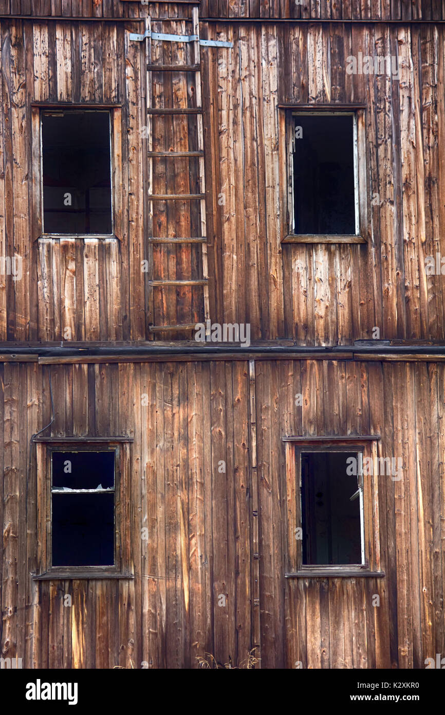 Dans la maison abandonnée de la fenêtre cassée. bâtiment où il n'y a pas de personnes Banque D'Images