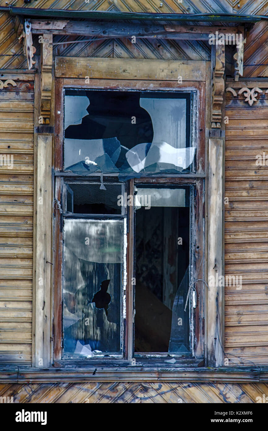 Bris de glace, danger. Grande fenêtre avec destruction de verre bleu Banque D'Images