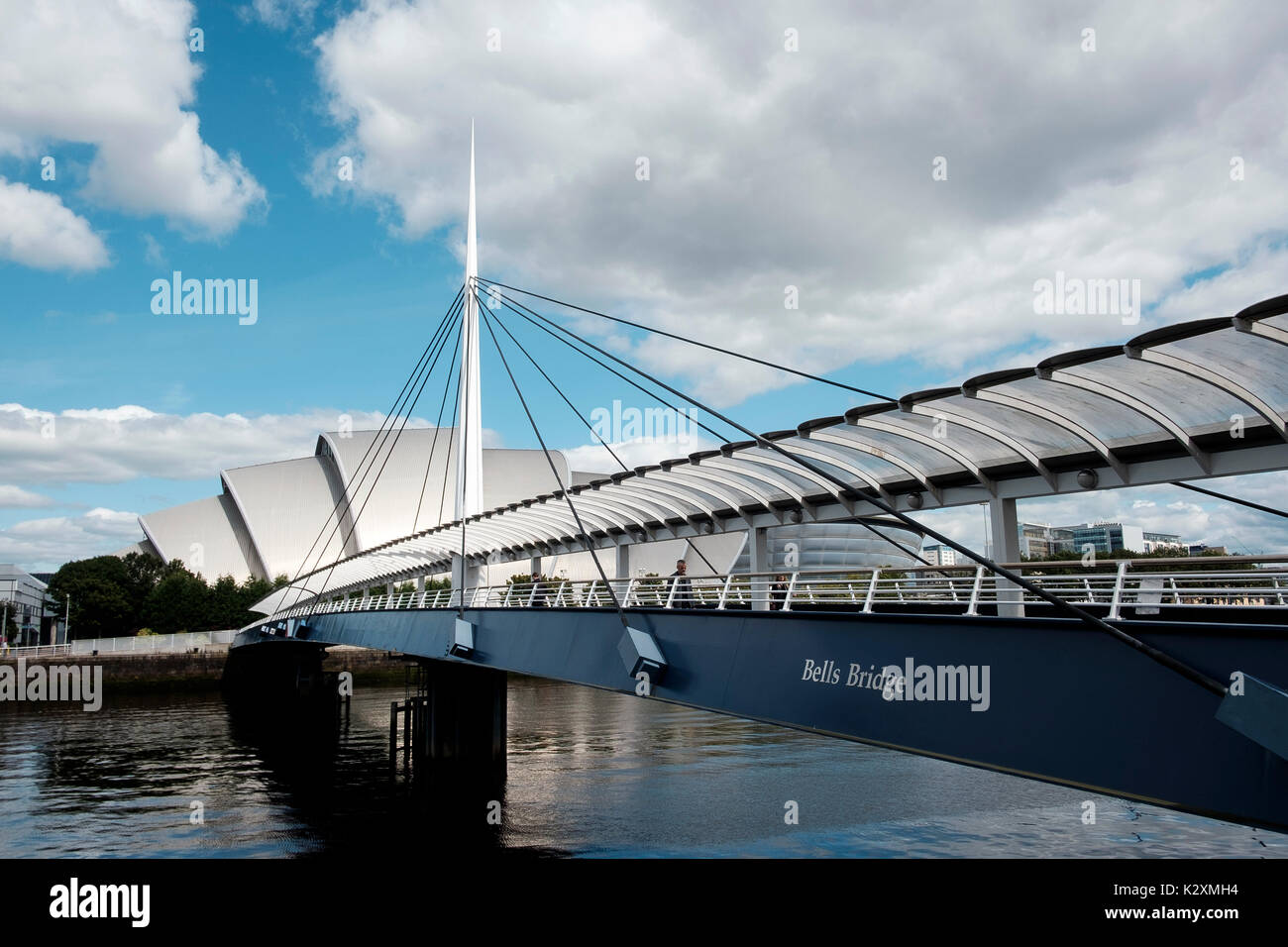 Le développement de l'architecture moderne SEC salle de concert avec Armadillo Bell's pont traversant la rivière Clyde à Glasgow, Ecosse Banque D'Images