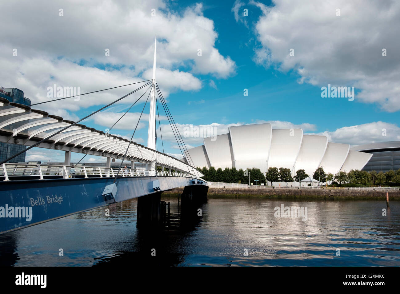 Le développement de l'architecture moderne SEC salle de concert avec Armadillo Bell's pont traversant la rivière Clyde à Glasgow, Ecosse Banque D'Images