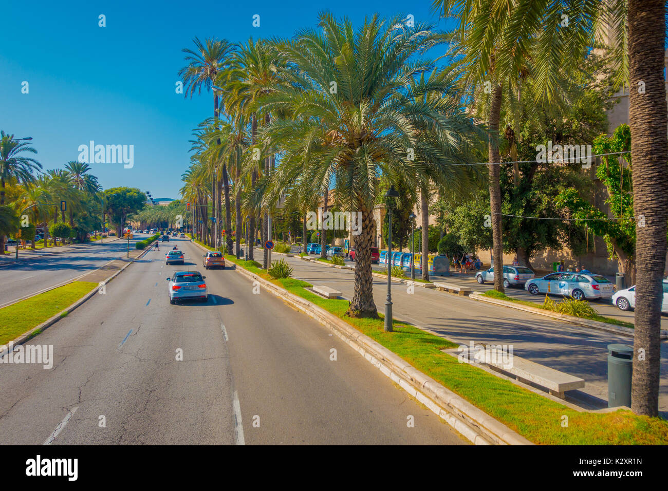 PALMA DE MAJORQUE, ESPAGNE - 18 août 2017 : Les voitures sur une route dans un beau ciel bleu, à Palma de Majorque, Espagne Banque D'Images