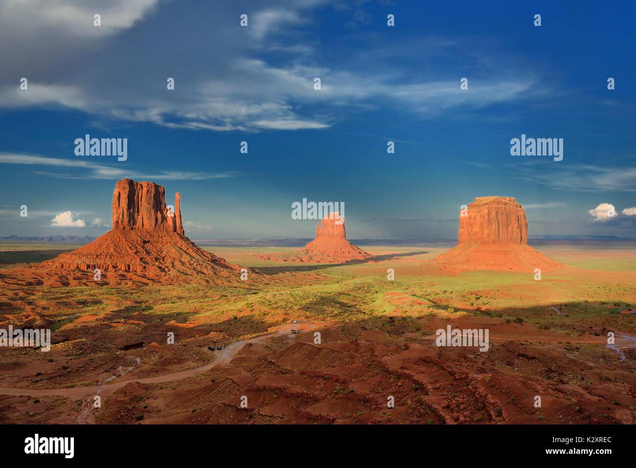 Monument Valley Arizona East & West Mittens et Merrick Butte au coucher du soleil dans la nation Navajo. Monument Valley Visitors Center After Storm. Vert Rouge Banque D'Images