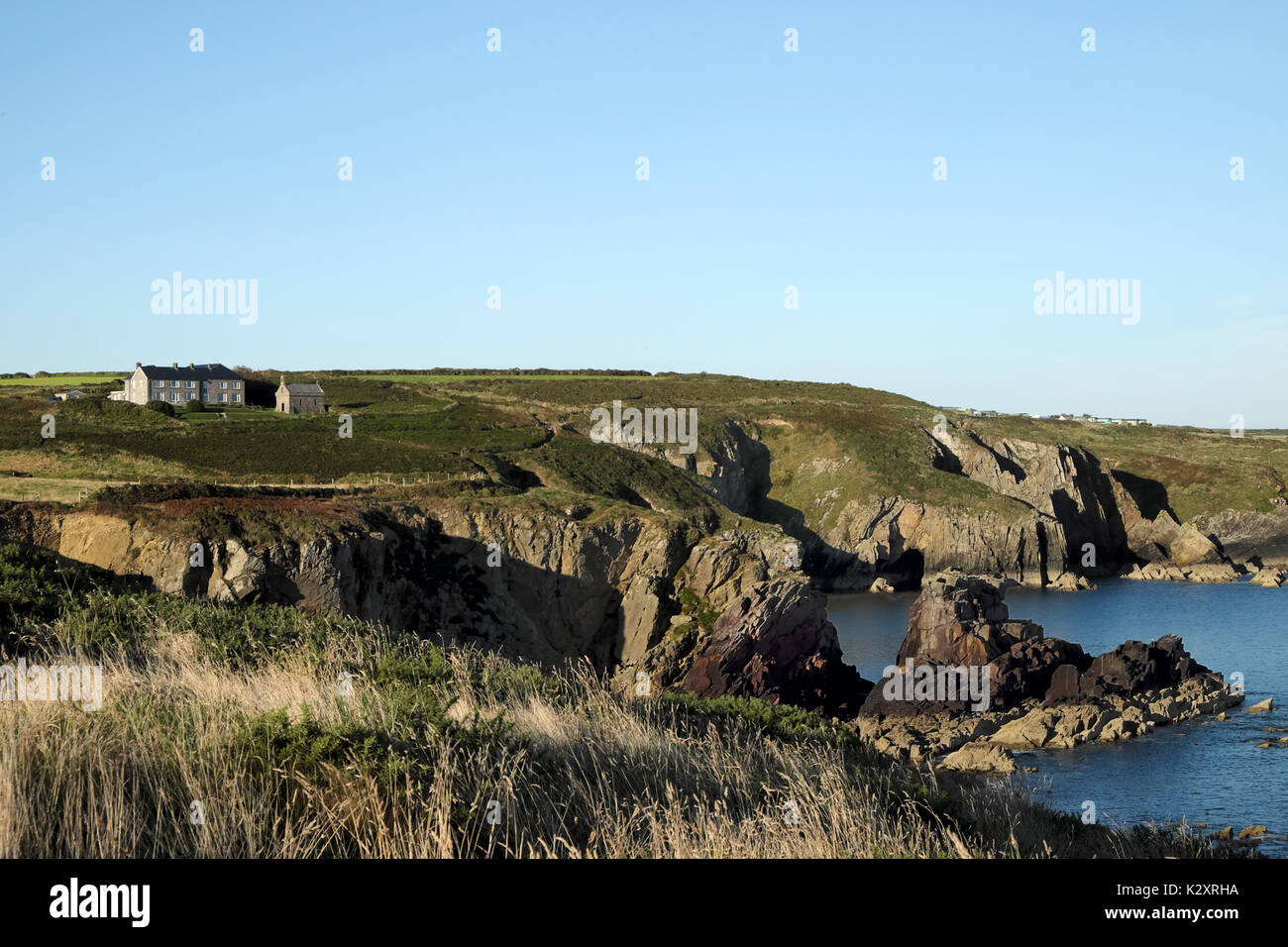 Avis de non-'s Retreat Hostel et non dans la chapelle Saint-Laurent le paysage près de la côte du Pays de Galles le chemin sur une journée ensoleillée, Pembrokeshire UK KATHY DEWITT Banque D'Images