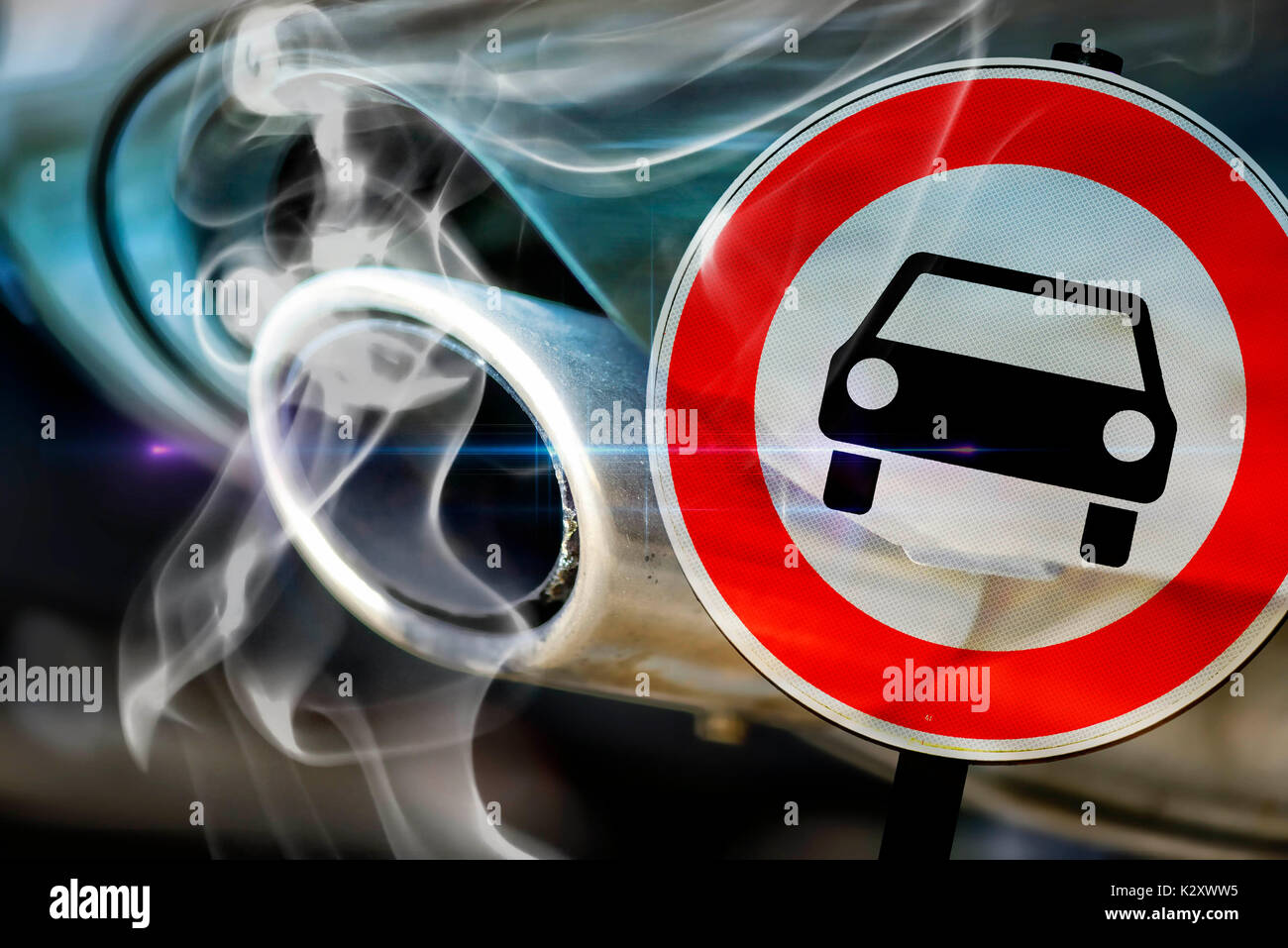 No parking sign et autoexhaust avec les gaz d