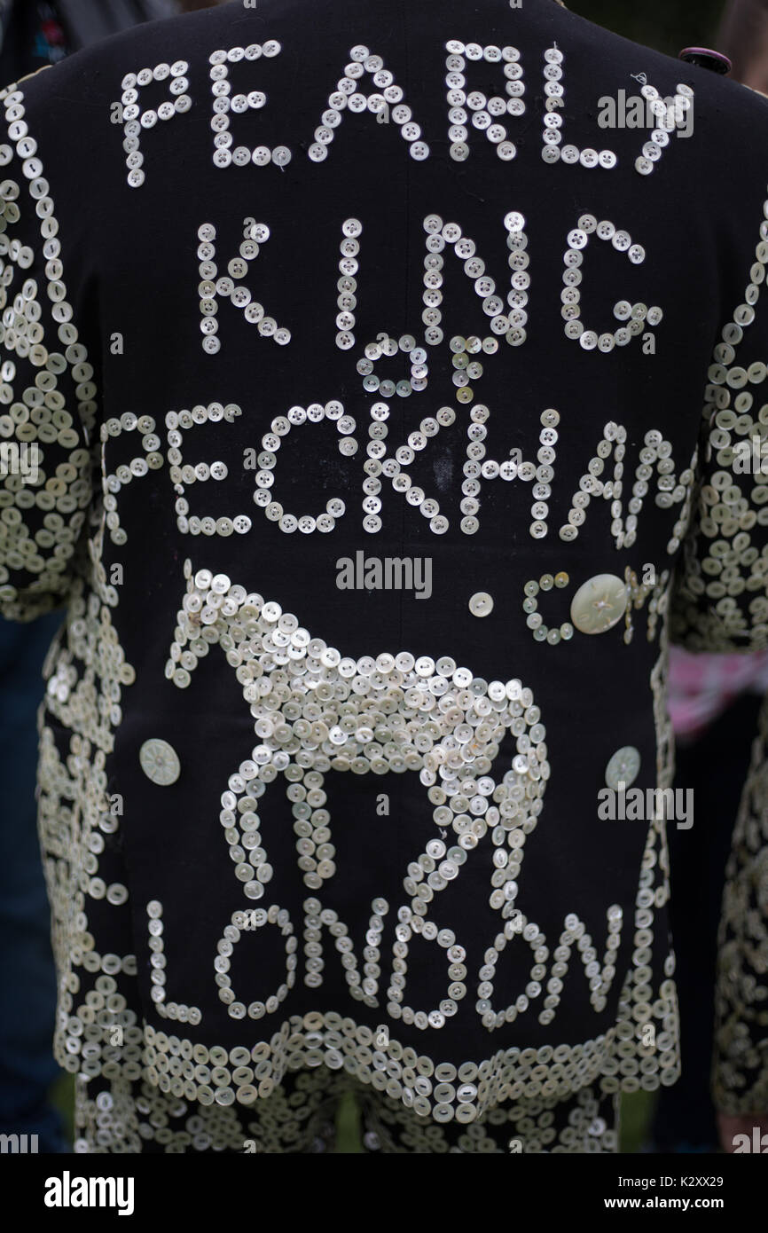 Pearly King, Queen et Prince de Peckham, dans leurs vêtements, les rois nacré en dehors du Parlement et de Big Ben, London, England, UK. Banque D'Images