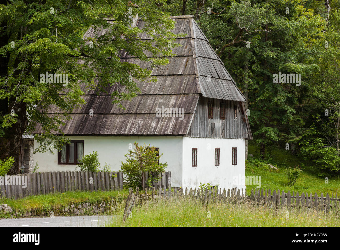 Trenta maison du village à l'église de Trenta Valley, parc national du Triglav, en Slovénie. Banque D'Images