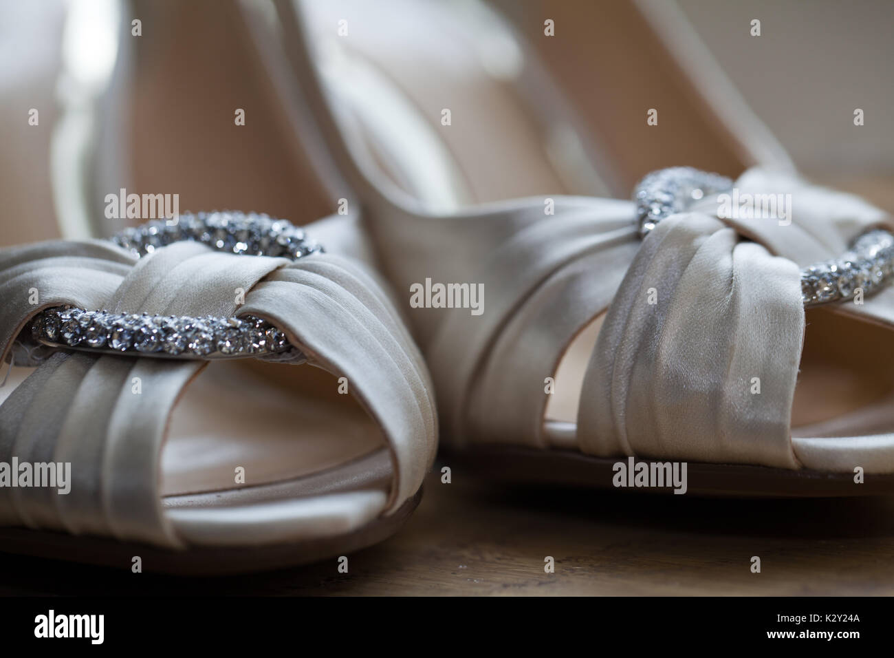 Jour de mariage images montrant l'amour et l'affection en ce jour spécial. Un couple aimant profiter des fleurs, des gâteaux, et de célébrer le mariage. Banque D'Images