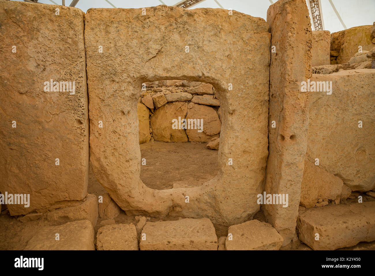 HAGAR QUIM, MALTE - 16 octobre 2016 : temple mégalithique, monument mégalithique de l'île de Malte. Vue de l'intérieur. Banque D'Images