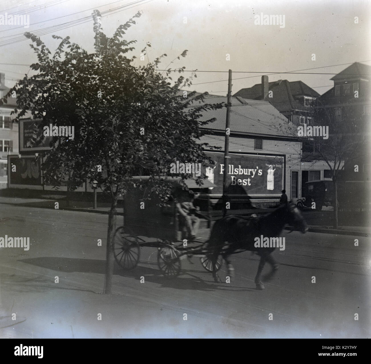 Meubles anciens c1910 photo, cheval et une charrette en face d'un des meilleurs Pillsbury billboard, zone résidentielle. Lieu inconnu, peut-être du Rhode Island, USA. SOURCE : photographie originale. Banque D'Images