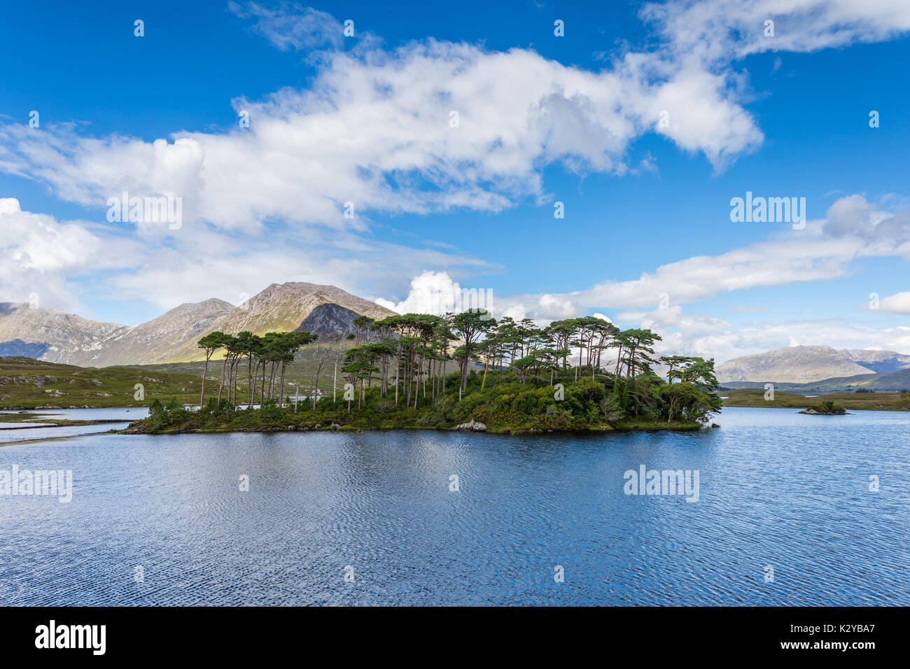 Derryclare Lough est un lac d'eau douce dans l'ouest de l'Irlande. Il est situé dans la région du Connemara Comté de Galway. Derryclare Lough est situé à environ Banque D'Images