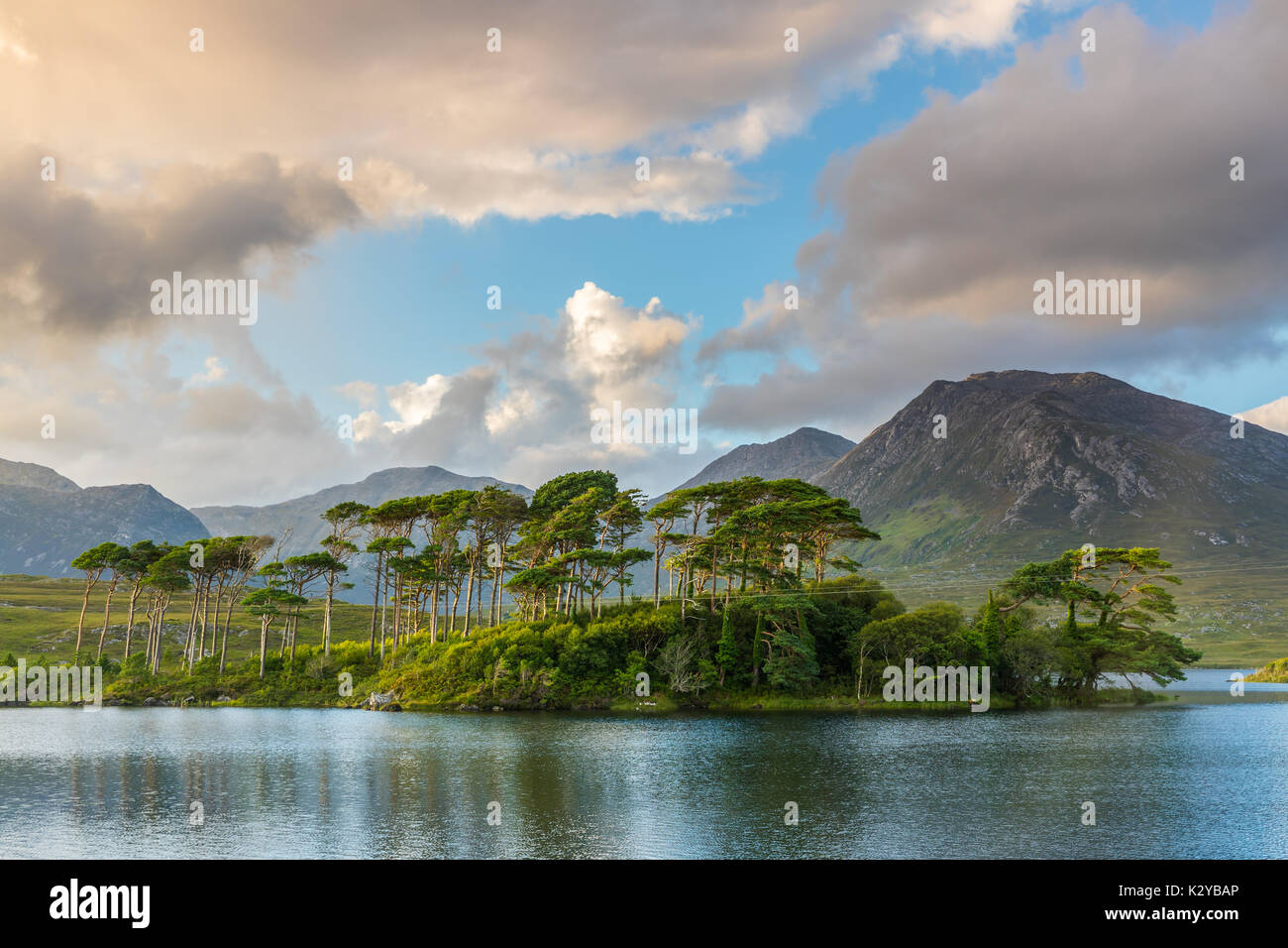 Derryclare Lough est un lac d'eau douce dans l'ouest de l'Irlande. Il est situé dans la région du Connemara Comté de Galway. Derryclare Lough est situé à environ Banque D'Images