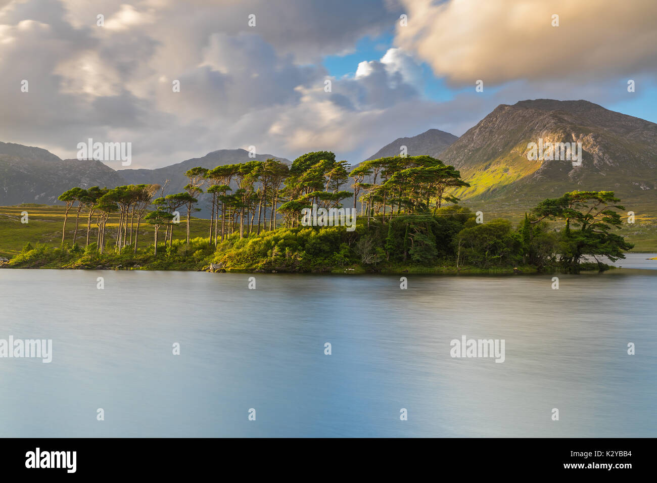 Derryclare Lough est un lac d'eau douce dans l'ouest de l'Irlande. Il est situé dans la région du Connemara Comté de Galway. Derryclare Lough est situé à environ Banque D'Images