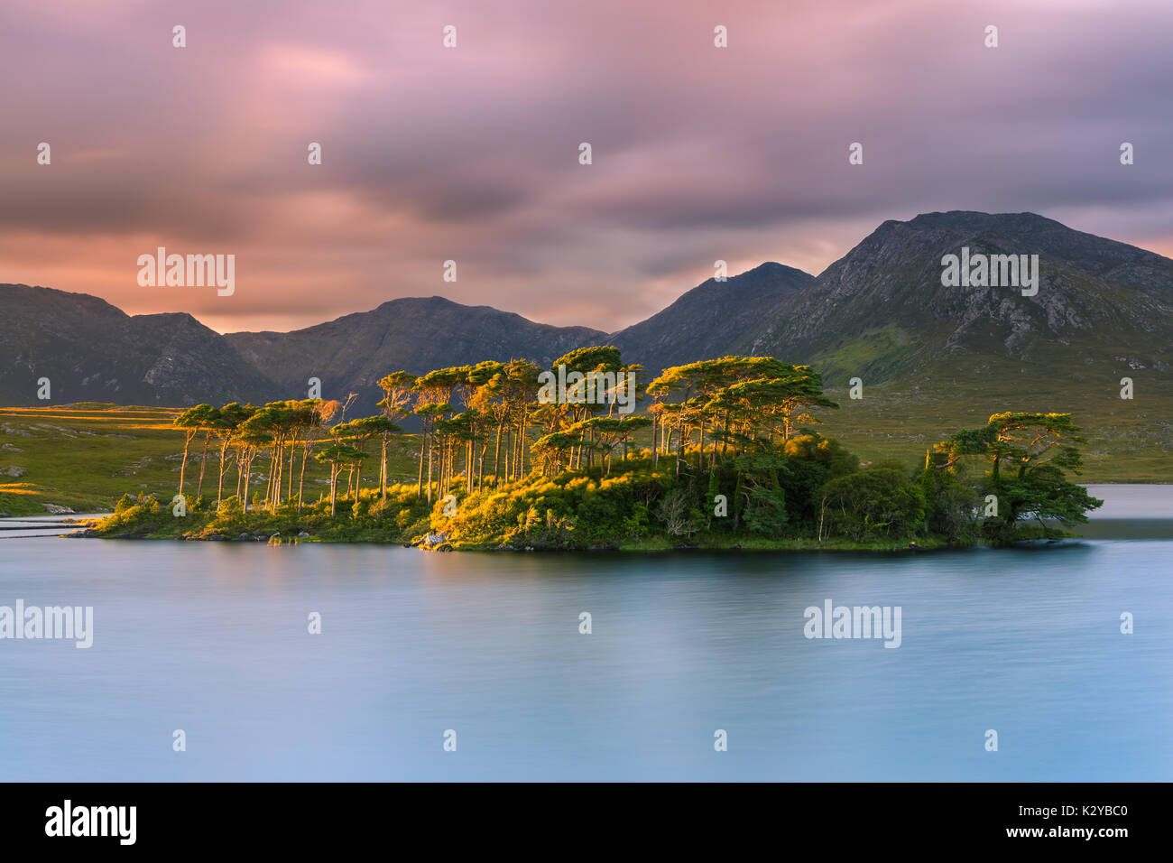 Derryclare Lough est un lac d'eau douce dans l'ouest de l'Irlande. Il est situé dans la région du Connemara Comté de Galway. Derryclare Lough est situé à environ Banque D'Images