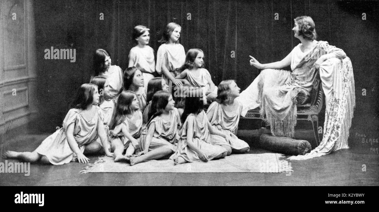 Isadora Duncan, avec ses élèves (Musica 1909) danseur et professeur américain (1878-1927) Banque D'Images