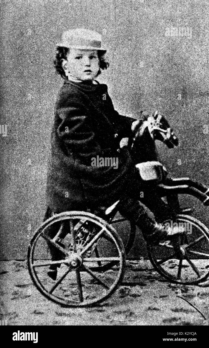Claude Debussy - portrait comme un garçon sur son tricycle, en 1867 (5 ans), compositeur français 22 Août 1862 - 25 mars 1918. Banque D'Images