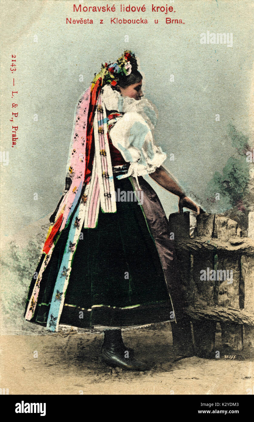 Femme en costume national tchèque de Brno, lidove Moravske kroje , Kloboucka Nevesta z u Brna. Banque D'Images