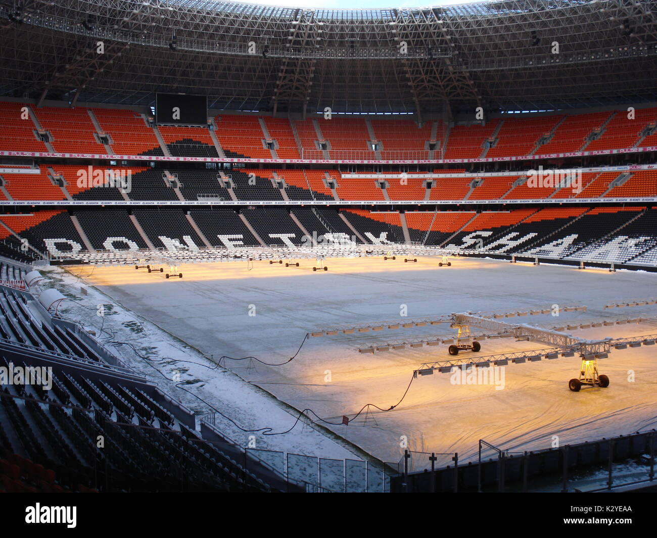 Tout nouveau stade de Donetsk, la Donbass Arena, a été utilisé par l'équipe de football Shakhtior avant la guerre. Le champ est chauffée en hiver Banque D'Images