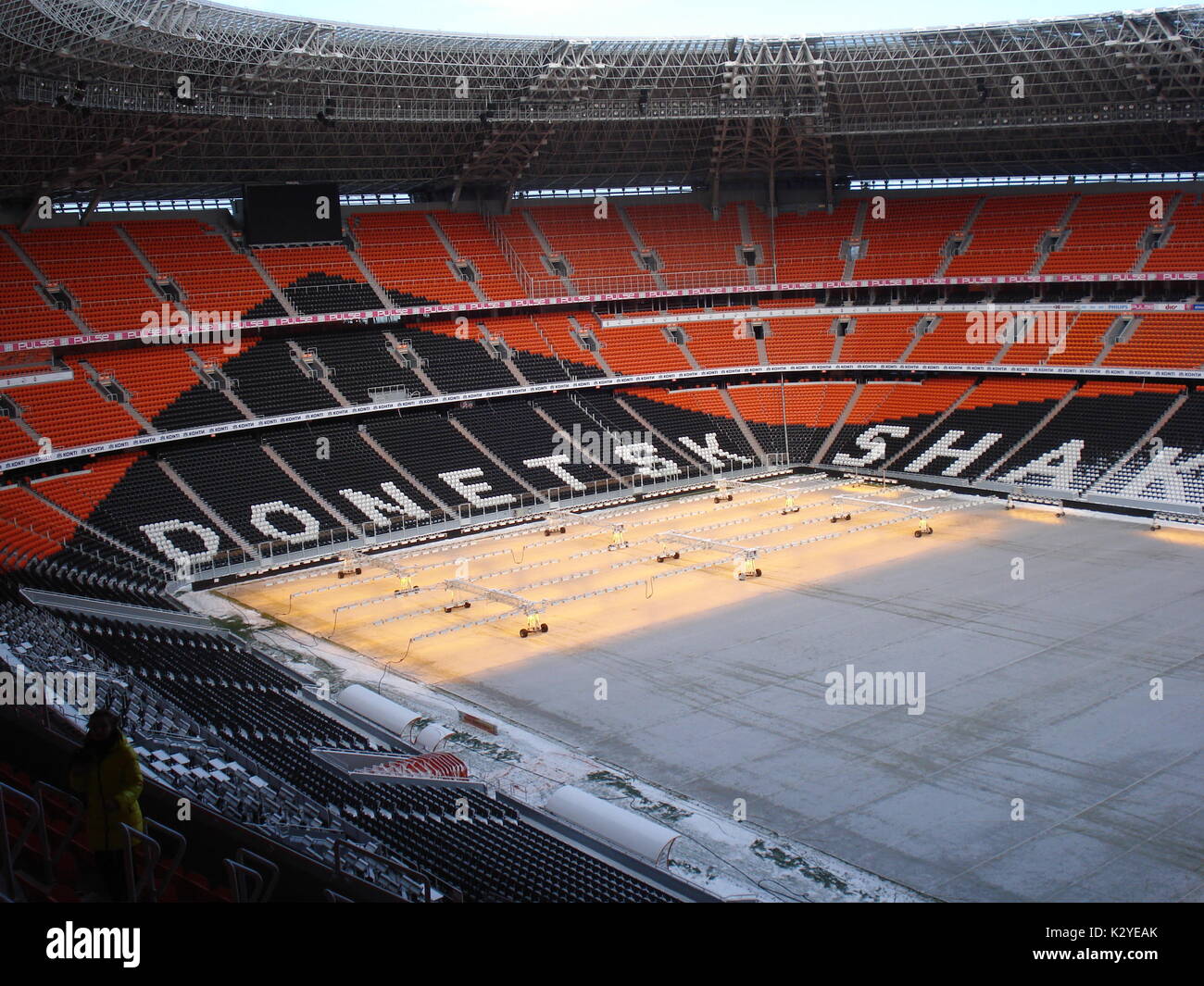 Tout nouveau stade de Donetsk, la Donbass Arena, a été utilisé par l'équipe de football Shakhtior avant la guerre. Le champ est chauffée en hiver Banque D'Images