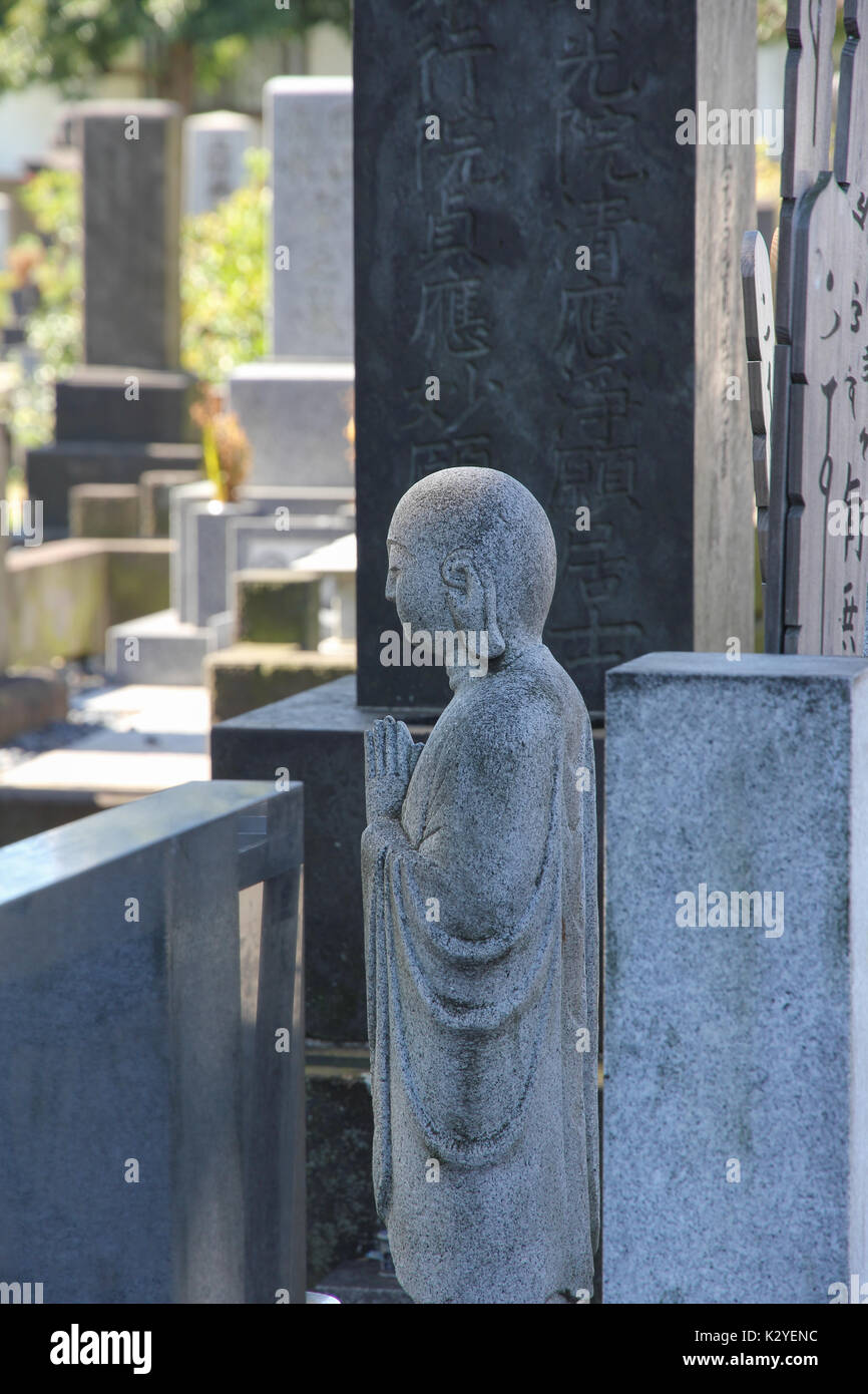 Sculpture en pierre de Bouddha dans le cimetière Yanaka, Tokyo, Japon Banque D'Images