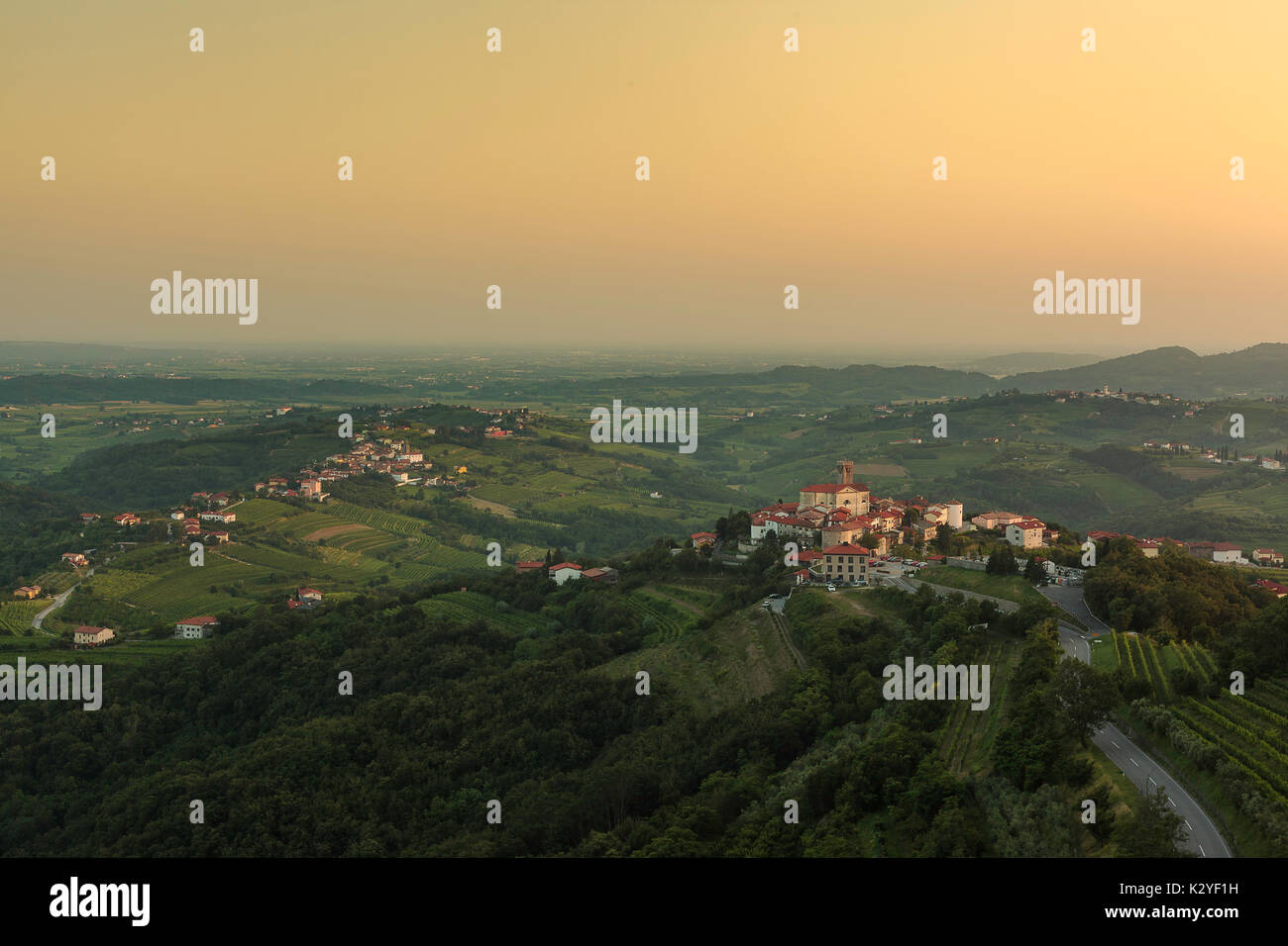 Goriska Brda est une grande région viticole de l'ouest de la Slovénie, près de la frontière avec l'Italie. Ils sont connus sous le nom de Toscane slovène et de vin appelé Rebula. Banque D'Images