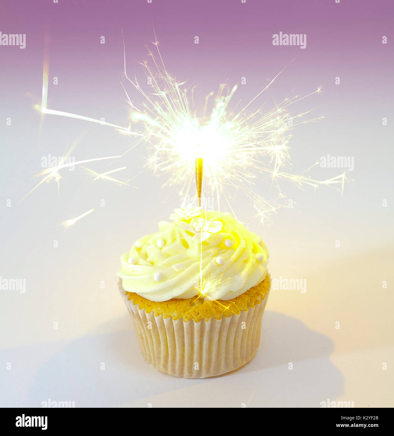 Anniversaire cupcake sparkle Banque D'Images, Photo Stock 156727155