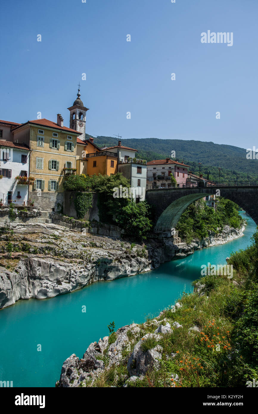 Kanal ob Soči est une vieille ville historique, à côté de la rivière d'émeraude Soča en Slovénie. Grand pont est l'un des rares dans cette partie de la vallée de la Soča. Banque D'Images