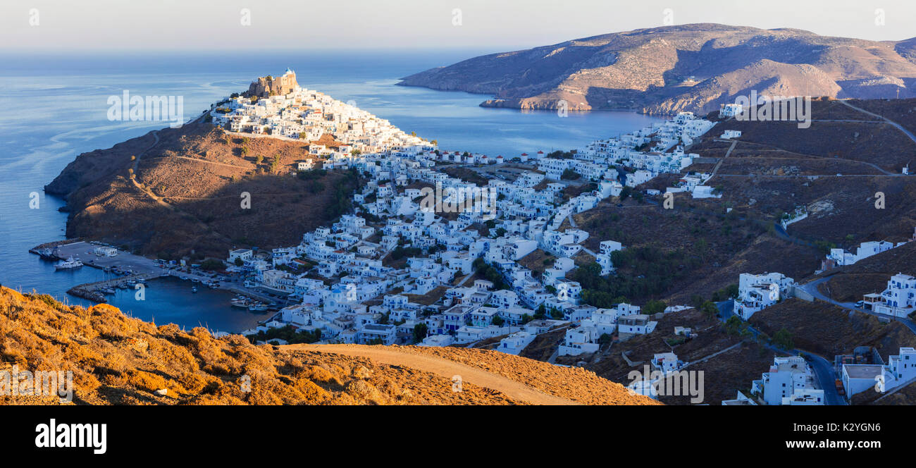 Îles de la Grèce traditionnelle unique - Astypalea pittoresque (Astipalaia) dans le Dodécanèse. Belle vue du coucher de soleil sur le village de Chora Banque D'Images