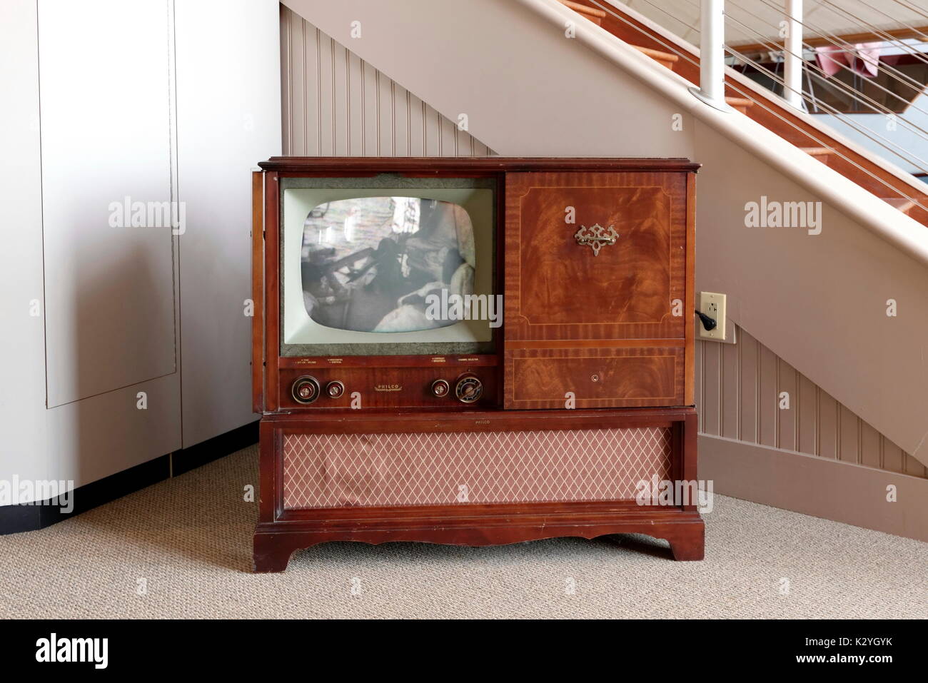Télévision Philco antique avec console en bois. Banque D'Images