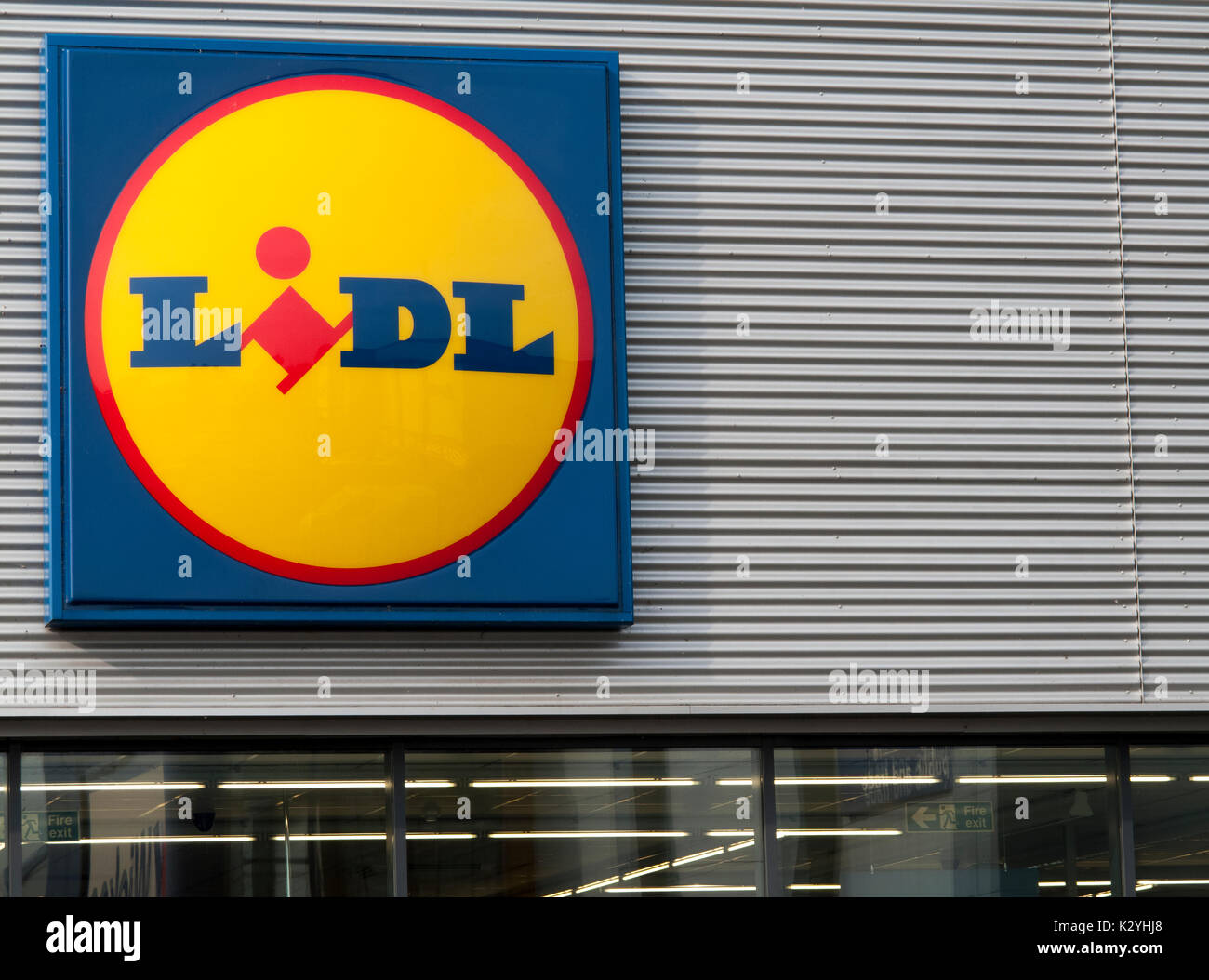 Lidl sur l'entrée du magasin, la chaîne de supermarchés discount mondial allemand, une partie de la groupe schwarz Banque D'Images