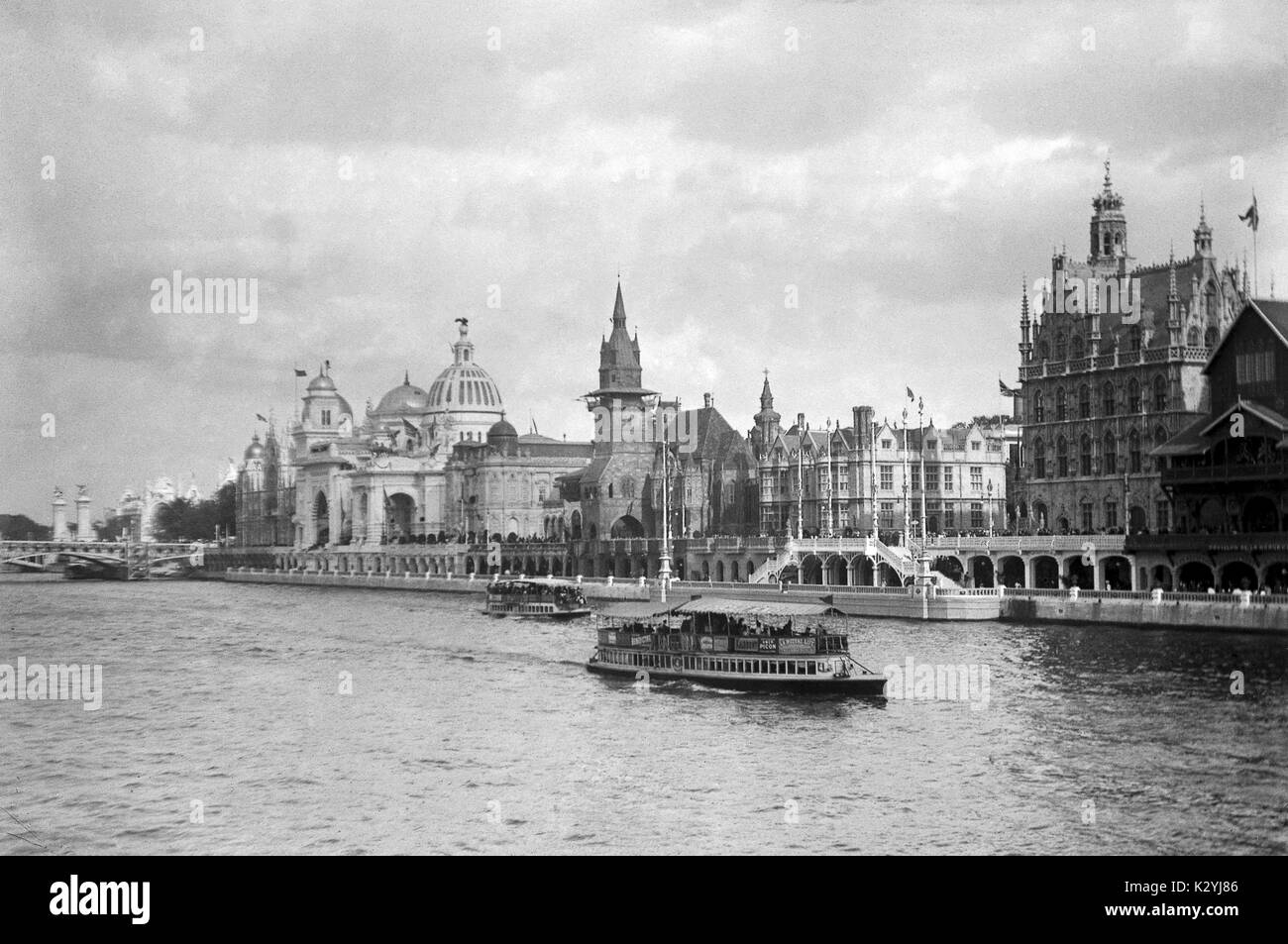 AJAXNETPHOTO. 1900. PARIS, FRANCE. - EXPOSITION UNIVERSELLE - WORLD FAIR - LE PAVILLON DE L'UNITED STATES NATIONAL BUILDING (À GAUCHE) ET D'AUTRES PALAIS DES NATIONS UNIES SUR LES RIVES DE LA SEINE AVEC UN BATEAU EXCURSIONNISTE DE PASSAGE. PHOTO ; AJAX VINTAGE PHOTO LIBRARY REF:PAR/EXPO 1900 1. Banque D'Images