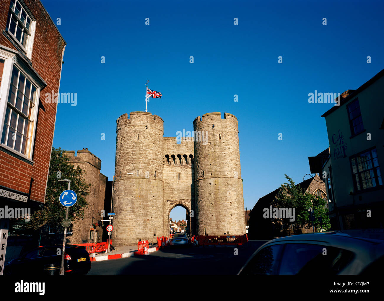 Le Westgate tower guérite médiévale dans la ville de Canterbury dans le Kent en Angleterre en Grande-Bretagne au Royaume-Uni uk europe. porte ouest histoire Banque D'Images