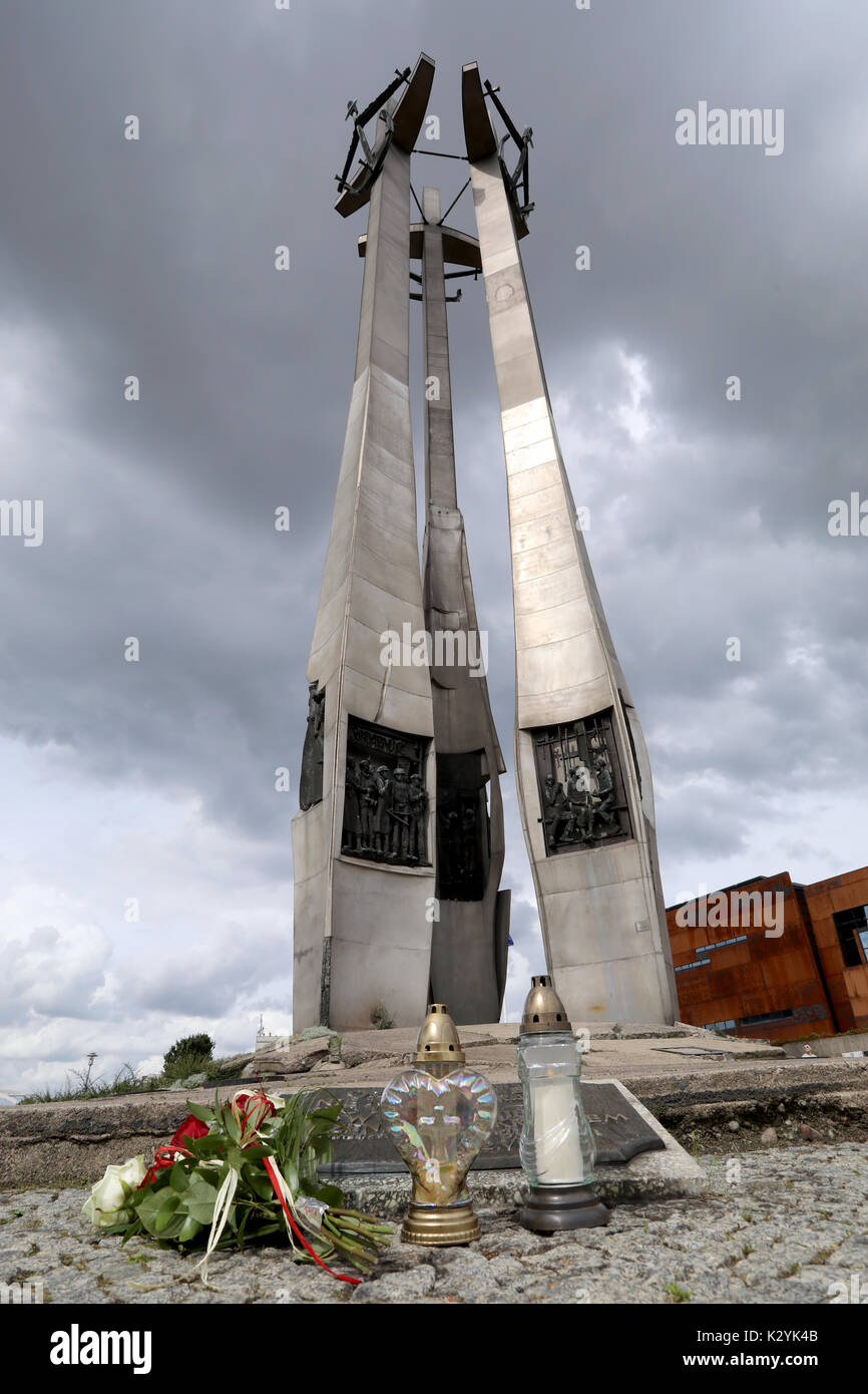 Le Monument aux morts de travailleurs des chantiers de 1970, à l'entrée du chantier naval de Gdańsk à Gdańsk, Pologne le 20 août 2017. Banque D'Images