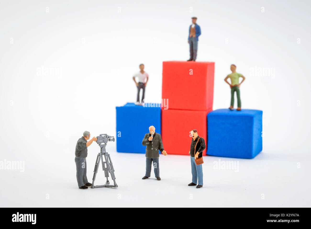 Podium, gagnants de la télévision en direct, figures miniatures isolé sur fond blanc Banque D'Images