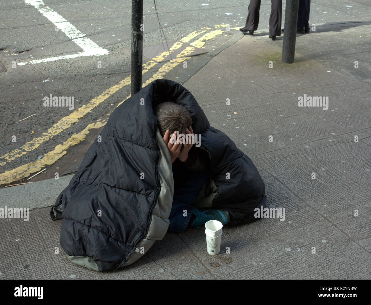 Un été médiocre et la misère continue pas bon pour l'humeur de l'adoption d'une photo de mendiants villes posent suicidaire Banque D'Images